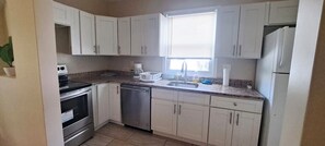 Refrigerador, microondas, horno, placa de cocina