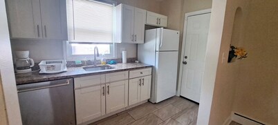 Spacious 2-bedroom apartment with WiFi, AC in charming Baltimore