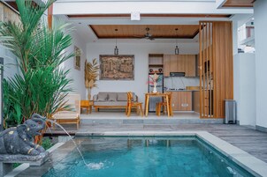 Una piscina al aire libre