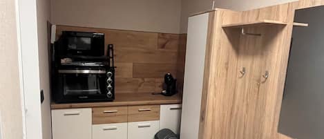 Frigorifero, microonde, forno, piano cottura