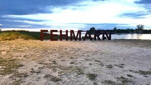 Una playa con la palabra "FEHMANN" escrita en letras grandes.