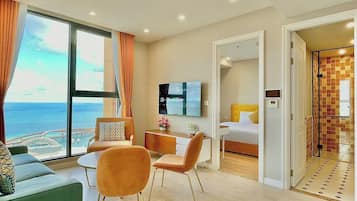 Departamento Deluxe, 2 habitaciones, vista al mar | Área de sala de estar | Smart TV de 32 pulgadas con canales digitales