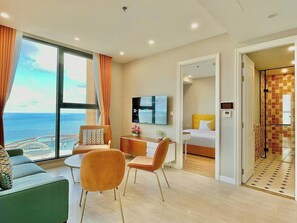 Apartamento luxo, 2 quartos, vista para o mar | Área de estar | Smart TV 32 polegadas com canais digitais