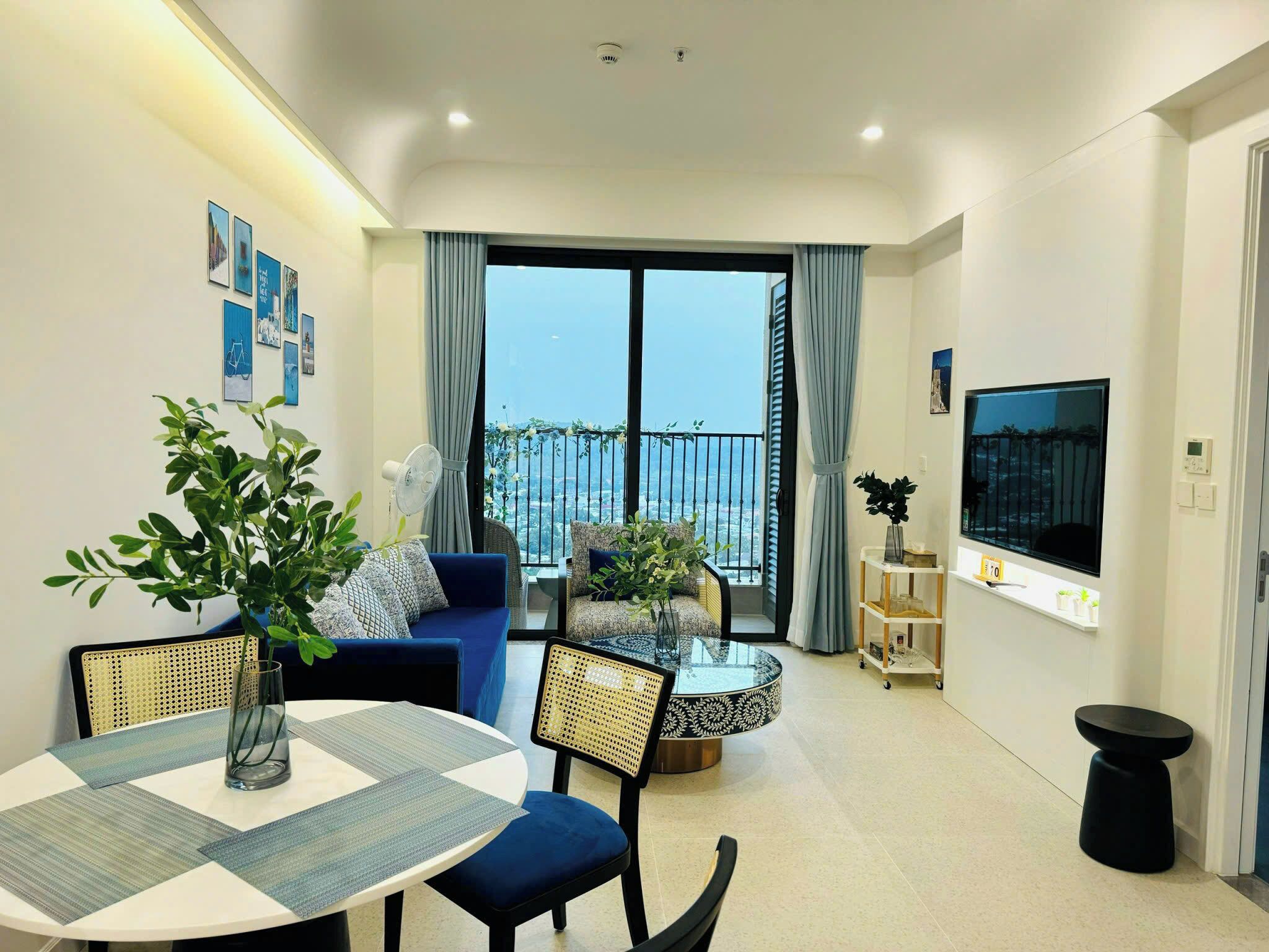 Suíte estúdio luxo, 1 quarto, vista para a montanha | Área de estar | Smart TV 32 polegadas com canais digitais