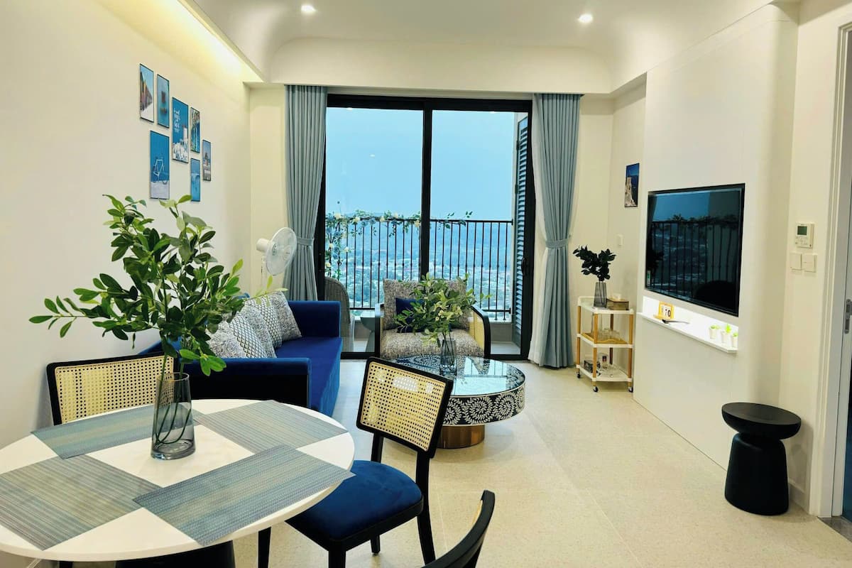 Suíte estúdio luxo, 1 quarto, vista para a montanha | Área de estar | Smart TV 32 polegadas com canais digitais