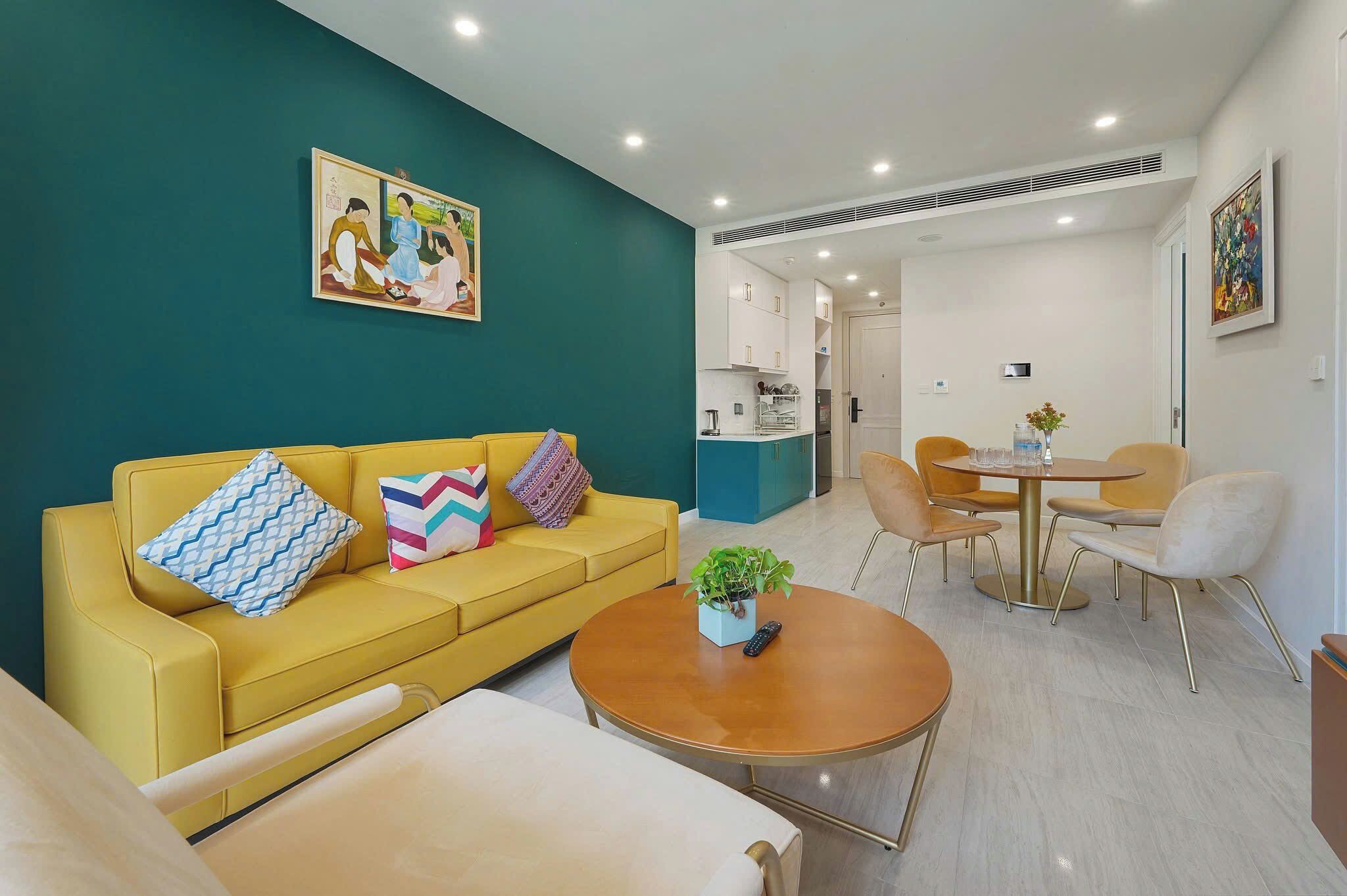 Appartamento Deluxe, 2 camere da letto, vista oceano parziale | Area soggiorno | Smart TV 32 pollici con canali digitali, altoparlanti intelligenti