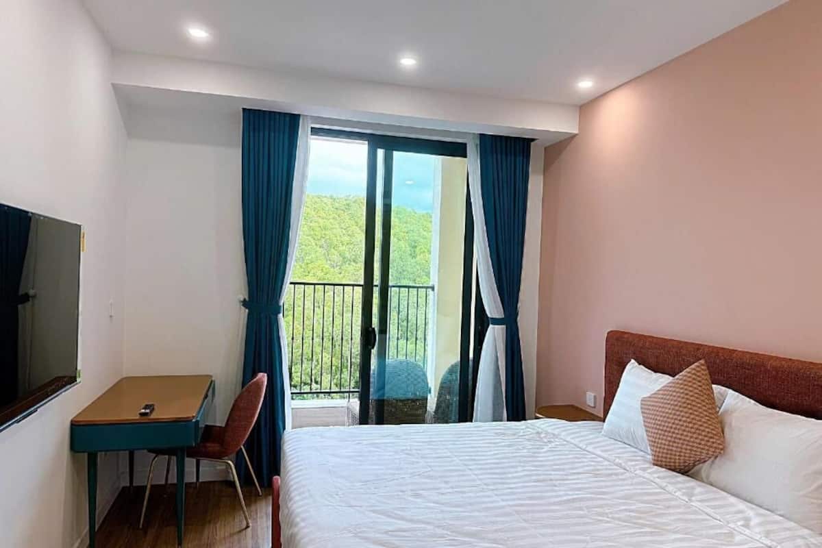 1 bedroom, desk, laptop workspace, free WiFi
