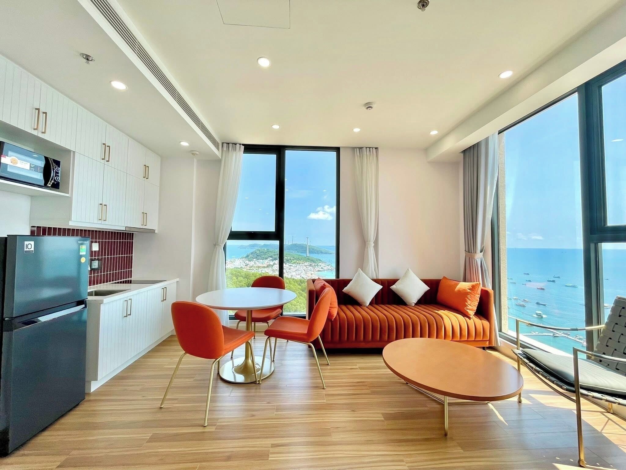 One-Bedroom Balcony Beach View | Zona de estar | Smart TV de 32 pulgadas con canales digitales