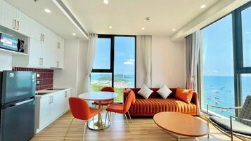 One-Bedroom Balcony Beach View | Área de estar | Smart TV 32 polegadas com canais digitais