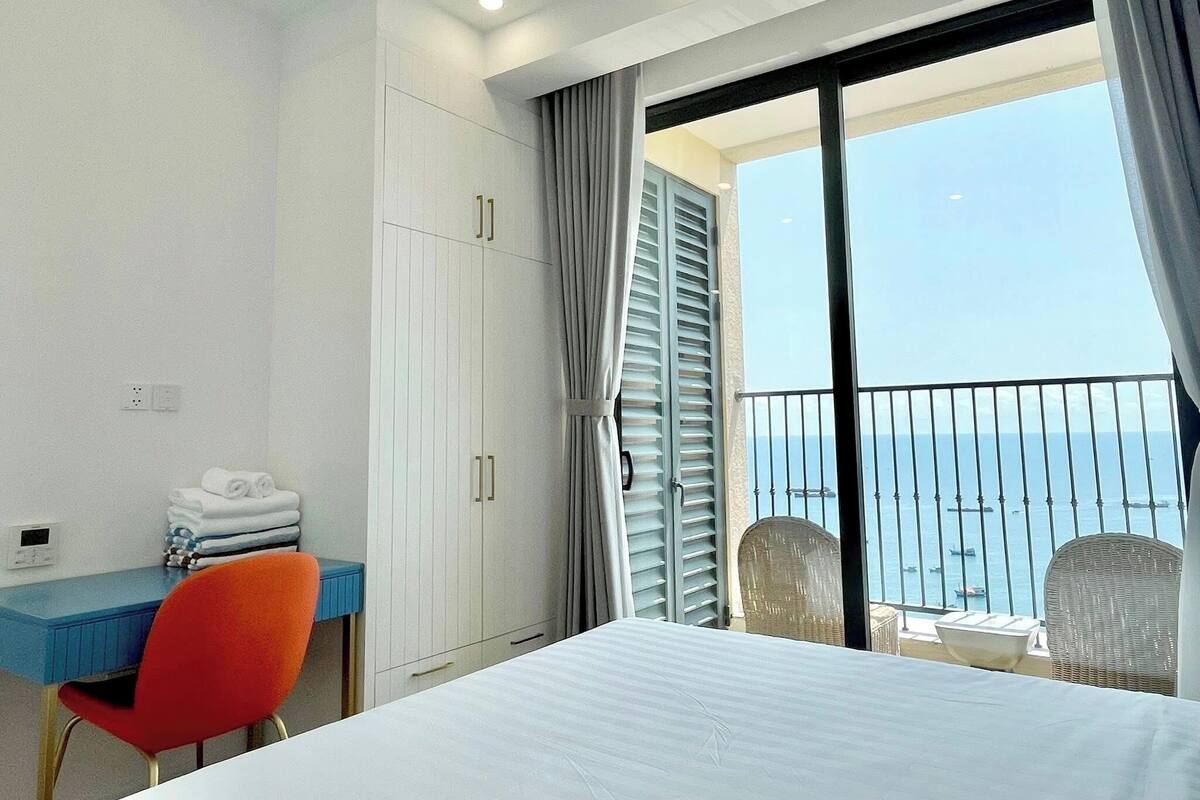 Deluxe One-Bedroom Balcony Sea View