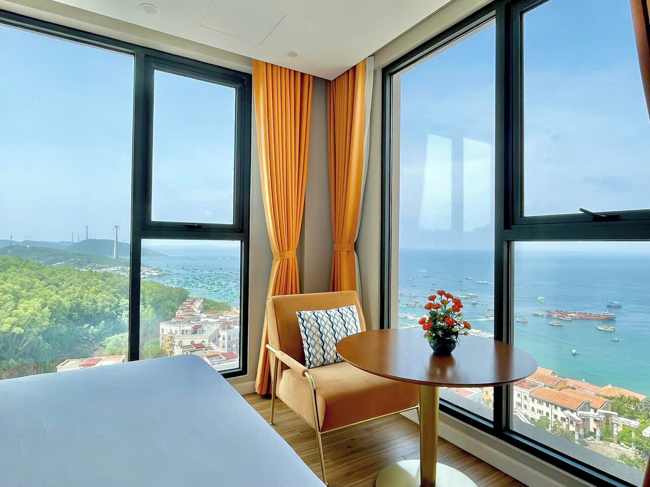 Apartamento Deluxe, 2 habitaciones, vistas al mar | 1 dormitorio, mobiliario individual, escritorio