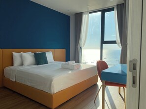 One-Bedroom Balcony Sea View | 1 habitación, muebles diferentes y escritorio 