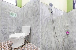 Une salle de bain équipée de toilettes, d’une douche et d’un panneau indiquant l’emplacement d’un placard.