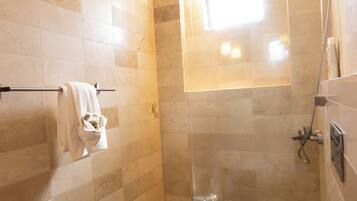 Regadera, toallas, jabón, papel de baño