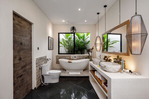 Baignoire et douche séparées, douche à « effet pluie », sèche-cheveux