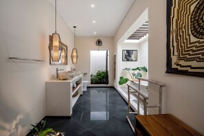 Villa, 3 Schlafzimmer, eigenes Bad, Poolblick | Badezimmer | Badewanne und Dusche (separat), Regendusche, Haartrockner, Handtücher