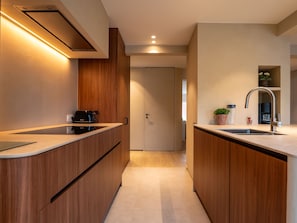Kühlschrank, Mikrowelle, Ofen, Geschirrspüler