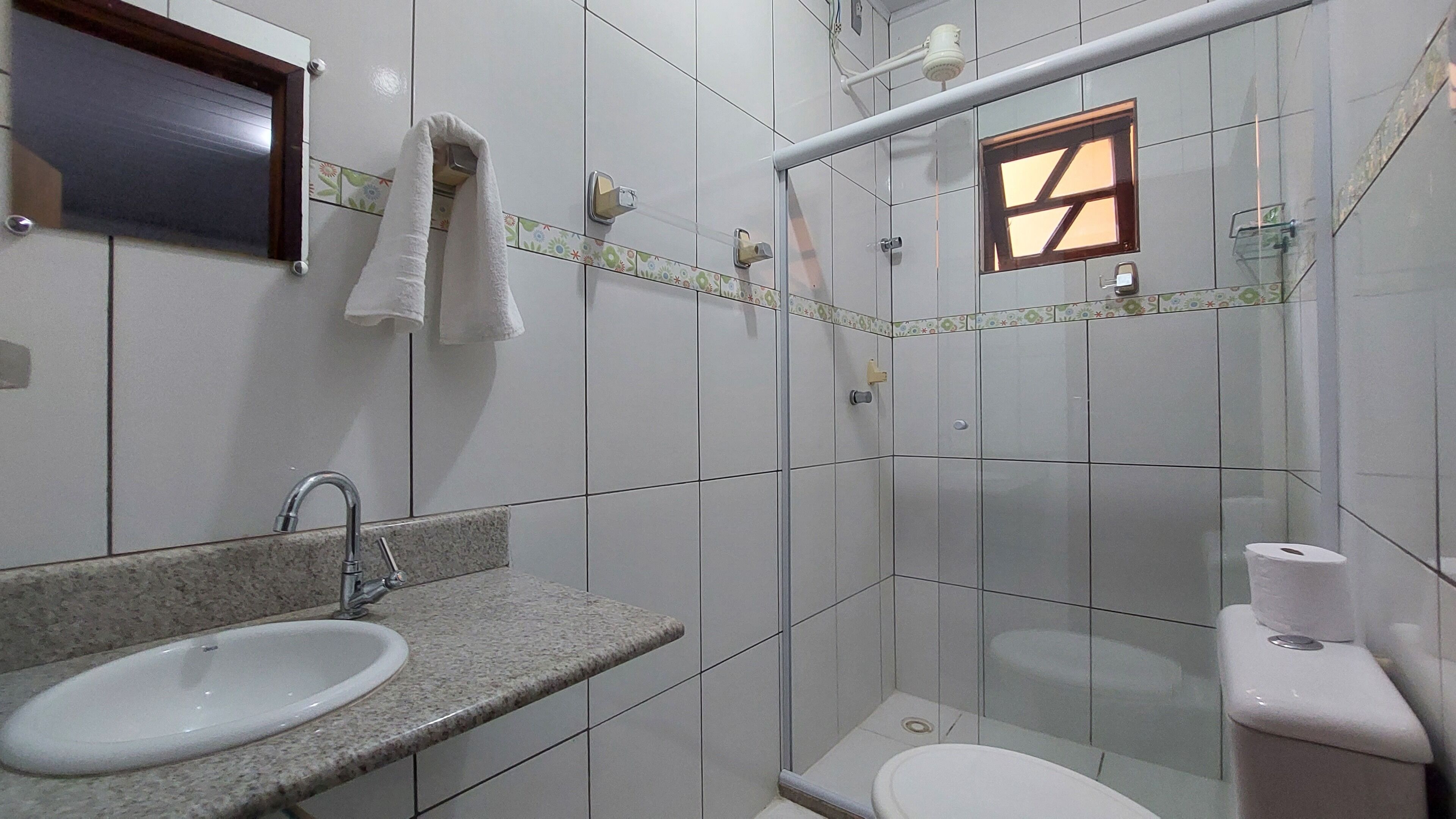 Produtos de toalete grátis, sabonete, shampoo, papel higiênico