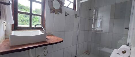 Een badkamer met een wastafel, toilet en douche.