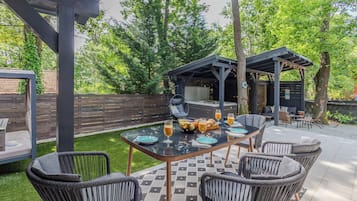 Standard House, Multiple Bedrooms (BalChill House With Sauna And Jacuzzi) | Outdoor dining