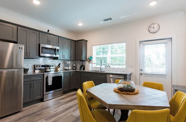 冷蔵庫、電子レンジ、オーブン、コンロ