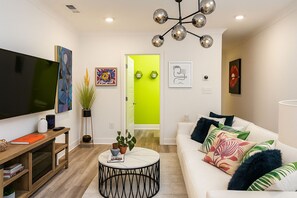 スマートテレビ、暖炉、書庫、ステレオ