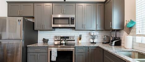Fridge, oven, stovetop, dishwasher