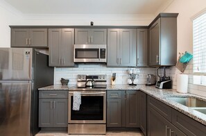 冷蔵庫、電子レンジ、オーブン、コンロ