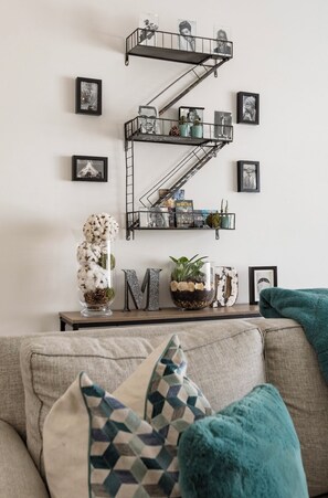 Smart TV, fireplace, books, stereo