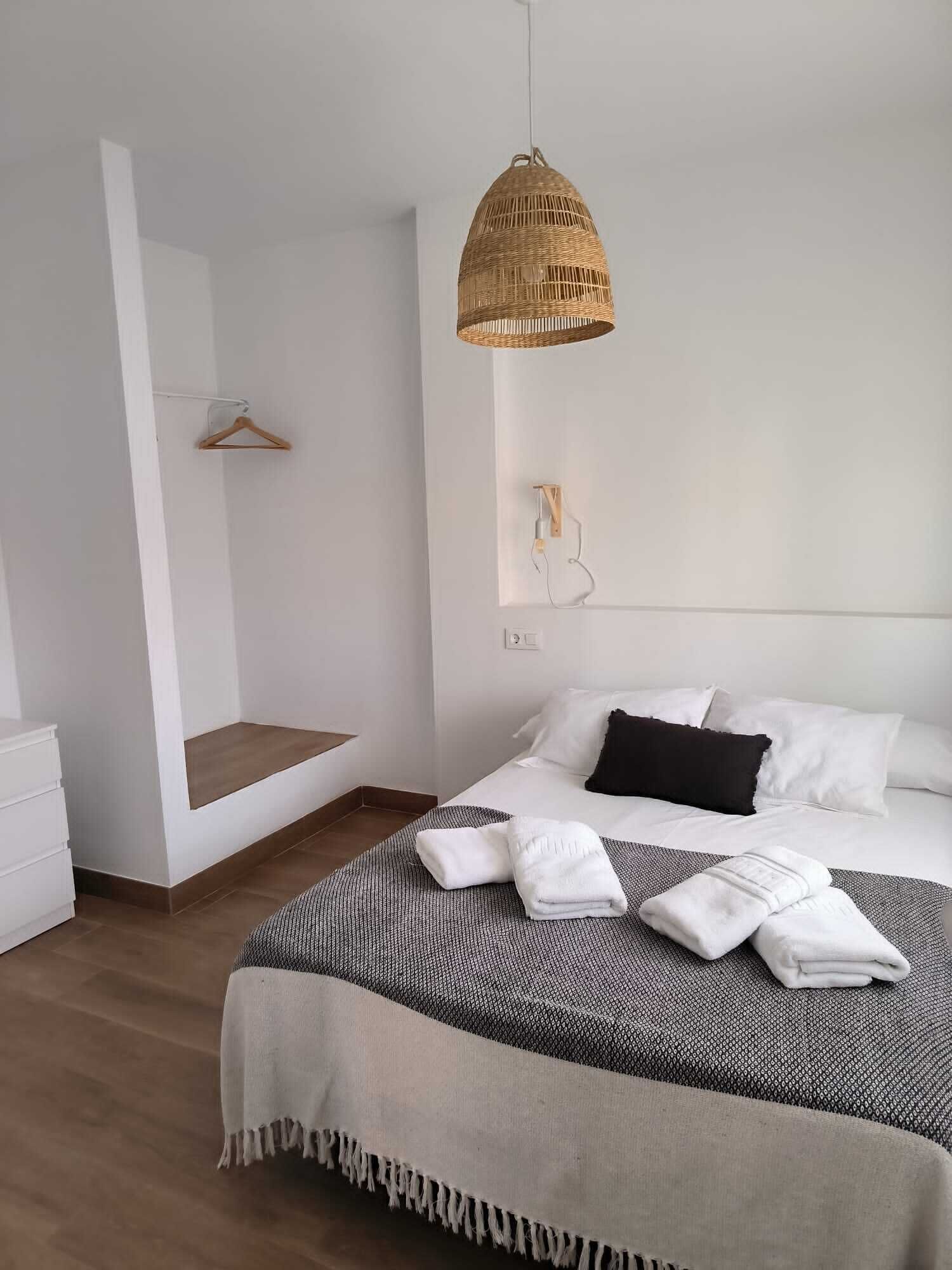 2 slaapkamers, een strijkplank/strijkijzer, internet, beddengoed