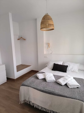 2 bedrooms, iron/ironing board, Internet, bed sheets