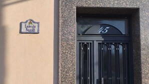 A building entrance with a sign reading "Embrujo Nazari" and a door number "45". - Beautiful apartment between the Alhambra and Sierra Nevada. (Cenes de la Vega)