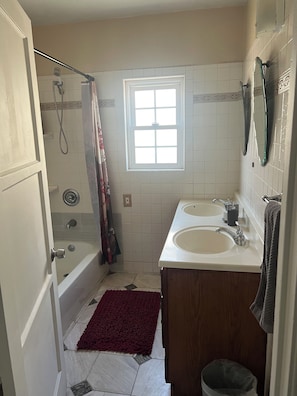 Douche, sèche-cheveux, serviettes fournies, savon
