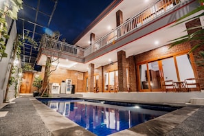 A residential property with a swimming pool, a balcony, and a dining area. - Pondok Yogi Guest House Canggu (Canggu)