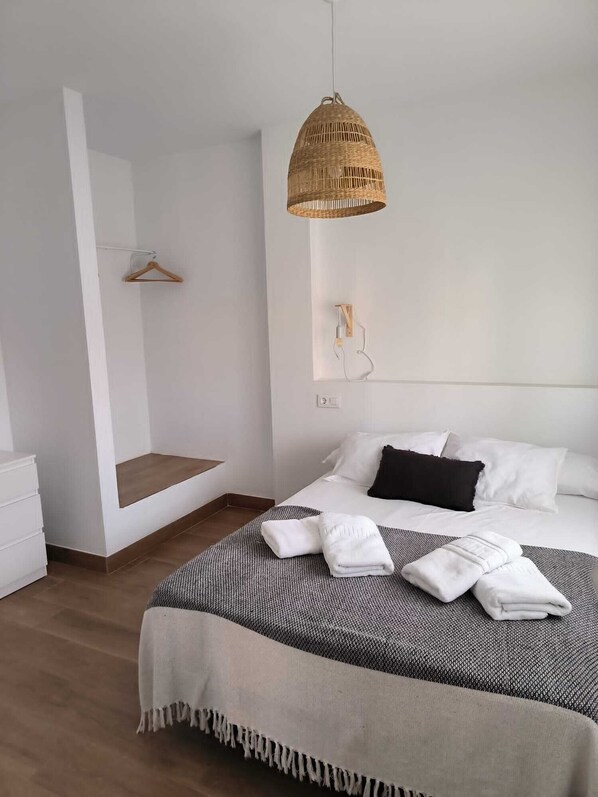 2 bedrooms, iron/ironing board, WiFi, bed sheets - Embrujo Nazari 2, 5 minutes from the Alhambra and the center of Granada. (Granada)