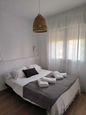 2 bedrooms, iron/ironing board, WiFi, bed sheets
