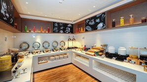 Een buffetopstelling met diverse gerechten en toevoegingen.