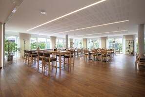 Free daily buffet breakfast - Gästehaus GN8 (Rielasingen-Worblingen)