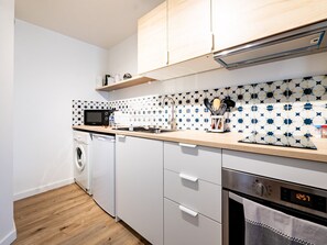 Fridge, microwave, oven, coffee/tea maker