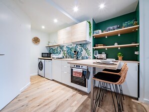 Kühlschrank, Mikrowelle, Ofen, Wasserkocher mit Kaffee-/Teezubehör