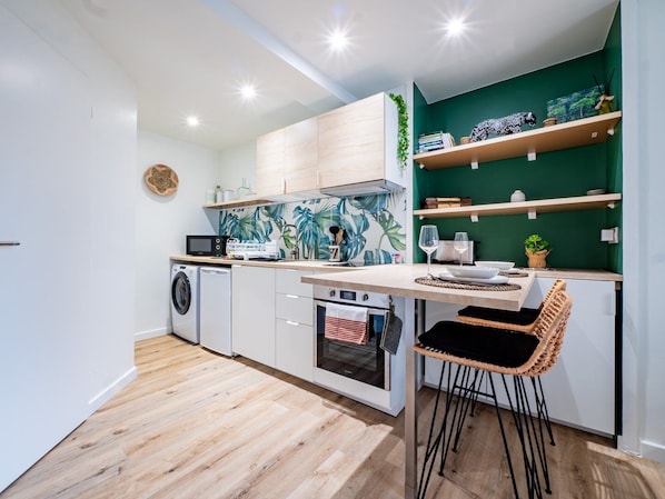 Fridge, microwave, oven, coffee/tea maker