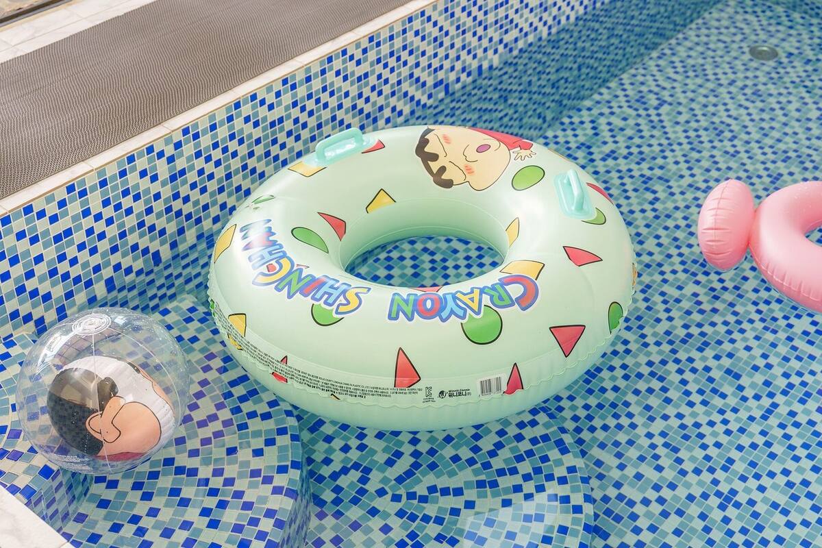Ein Swimmingpool mit einem blau-weißen Schachmuster.
