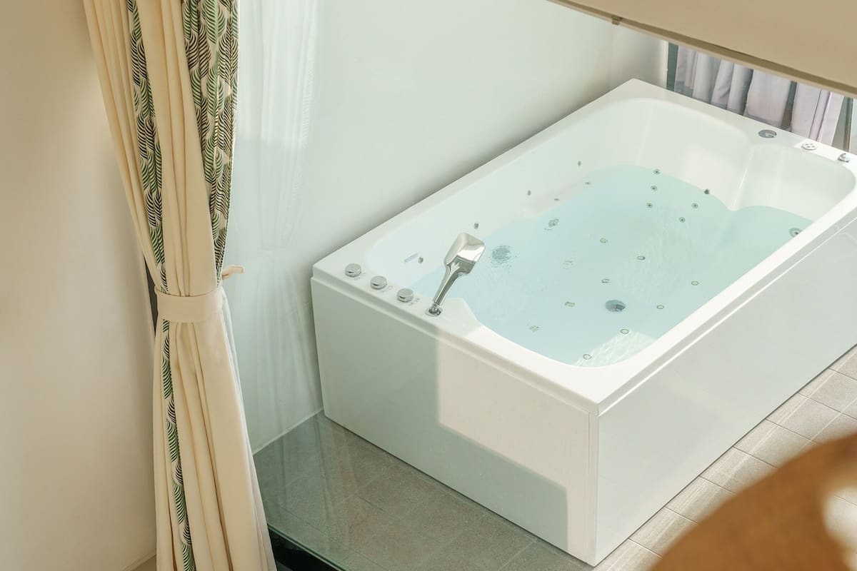 Ein modernes Badezimmer mit einer freistehenden Badewanne, einer Dusche und einem WC.