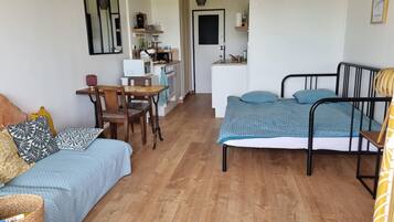 1 bedroom, bed sheets