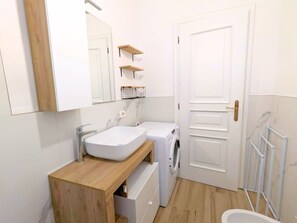 Doccia, vasca idromassaggio, asciugacapelli, bidet