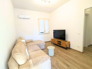 Smart TV - House with garden in Marina di Massa, a stone's throw from the center and the Sea (Marina di Massa)