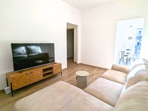 Smart TV - House with garden in Marina di Massa, a stone's throw from the center and the Sea (Marina di Massa)