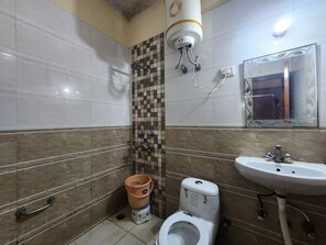Toallas, jabón, shampoo, papel higiénico
