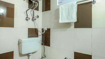 Standard Room | Bilik Mandi | Hulu semburan mandi hujan, tuala disediakan, sabun, syampu