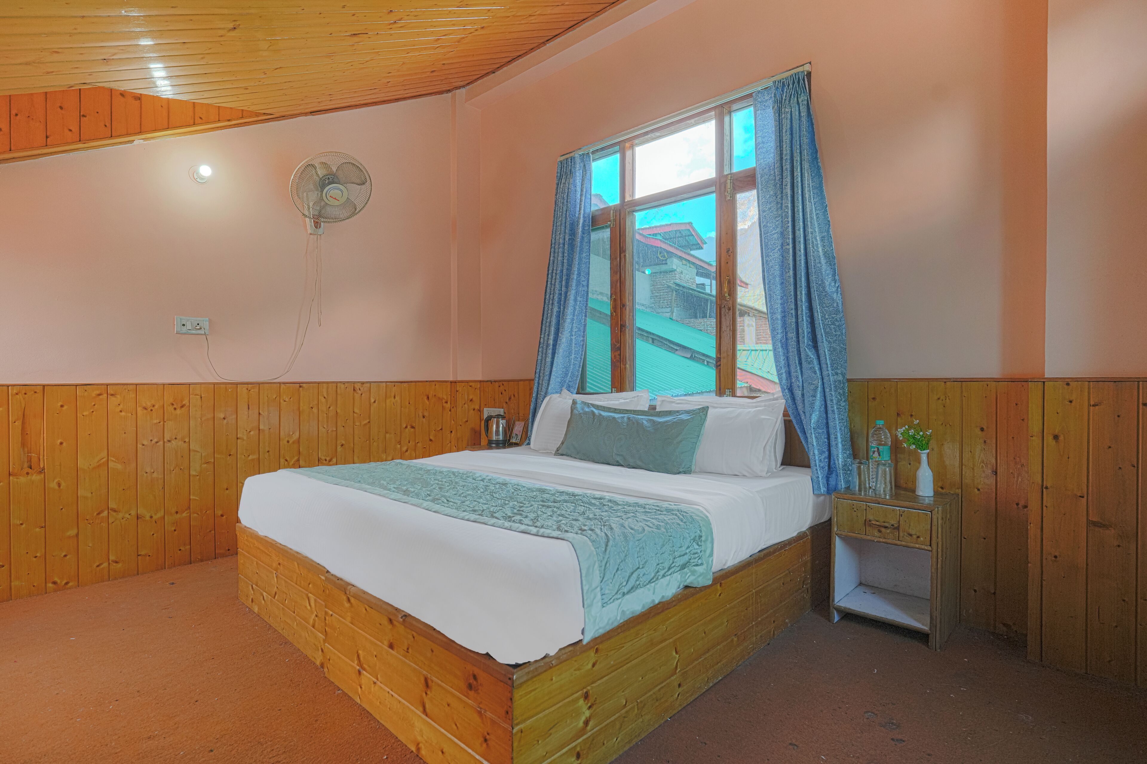 Comfort Room | Free WiFi, bed sheets